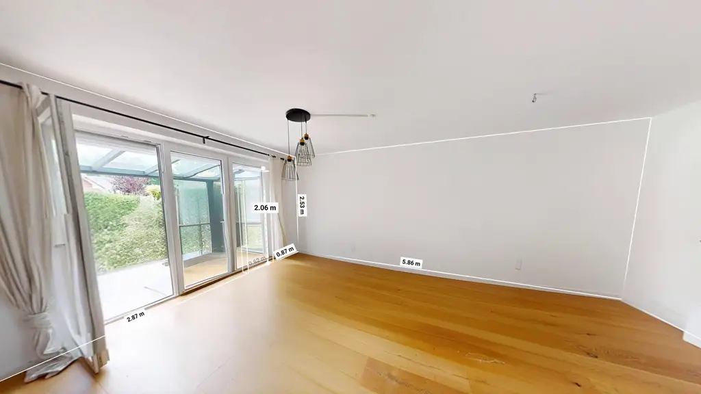 Derselbe Wohnraum ohne Möbel mit eingeblendeten Maßen: Wandlänge 5,86 m, Raumhöhe 2,53 m, Fensterhöhe 2,06 m