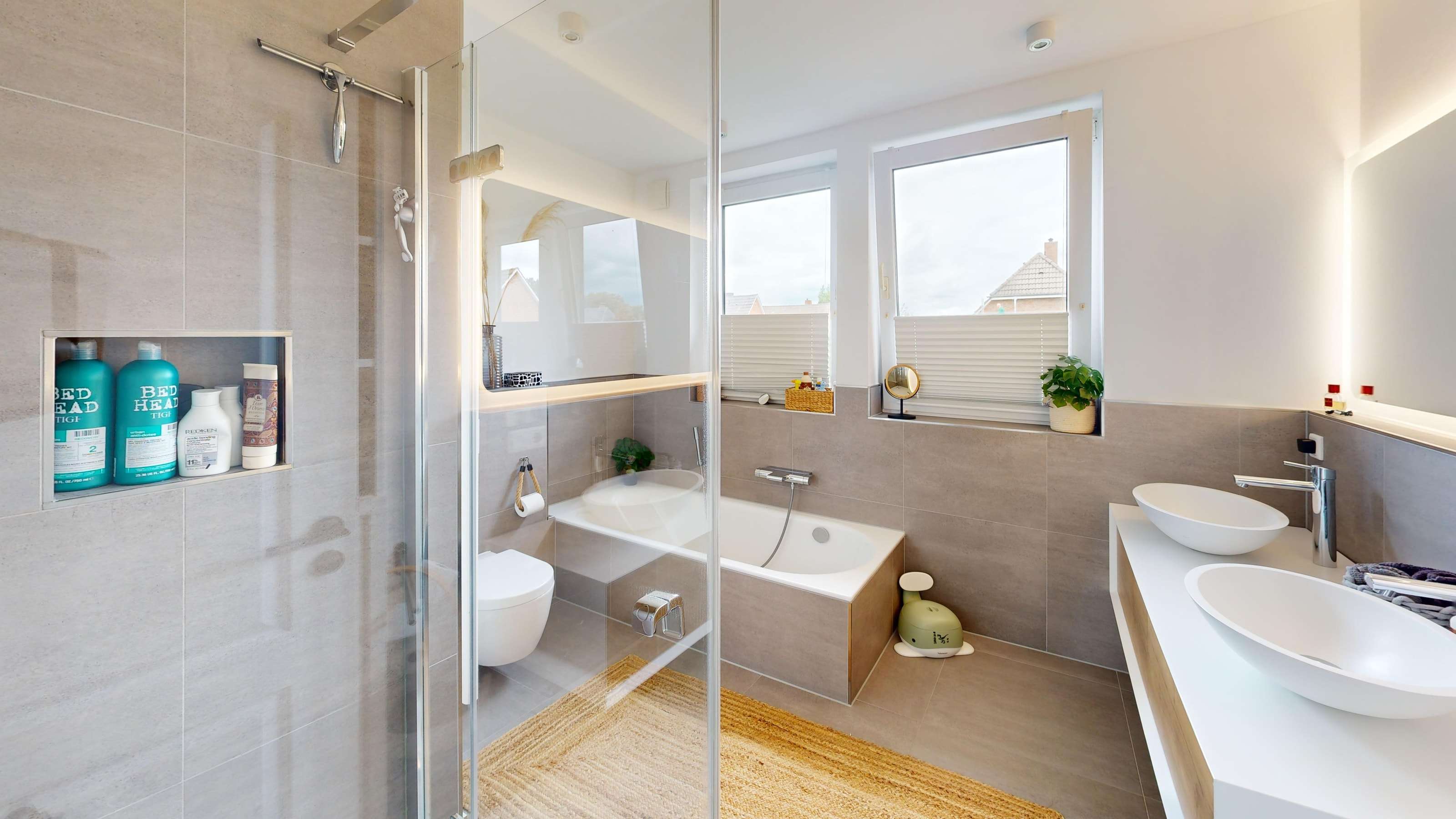 Modernes Badezimmer mit Doppelwaschtisch und Tageslicht