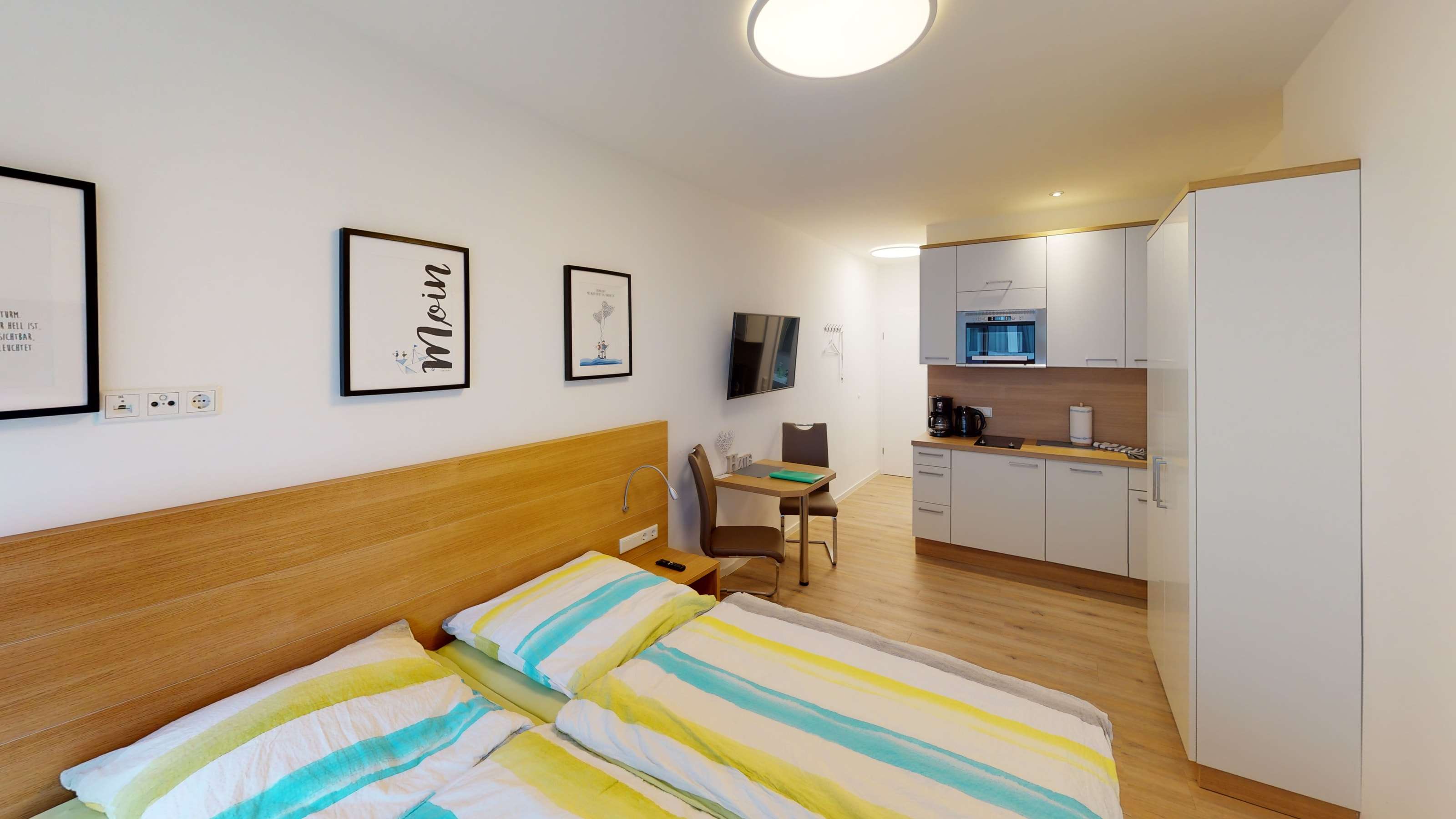 Ferienapartment mit Doppelbett und Küchenzeile
