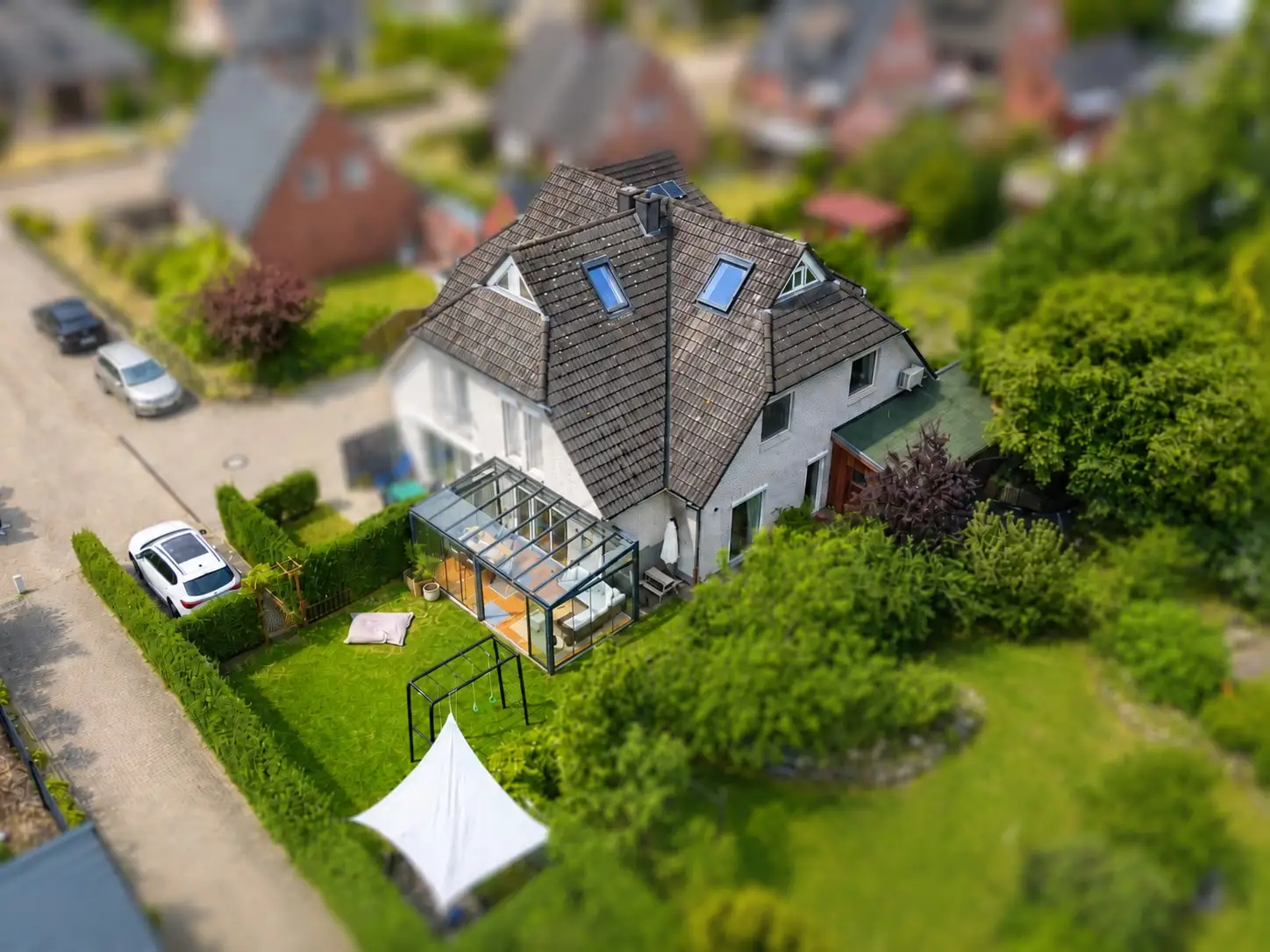 Luftaufnahme eines Wohnhauses mit Garten
