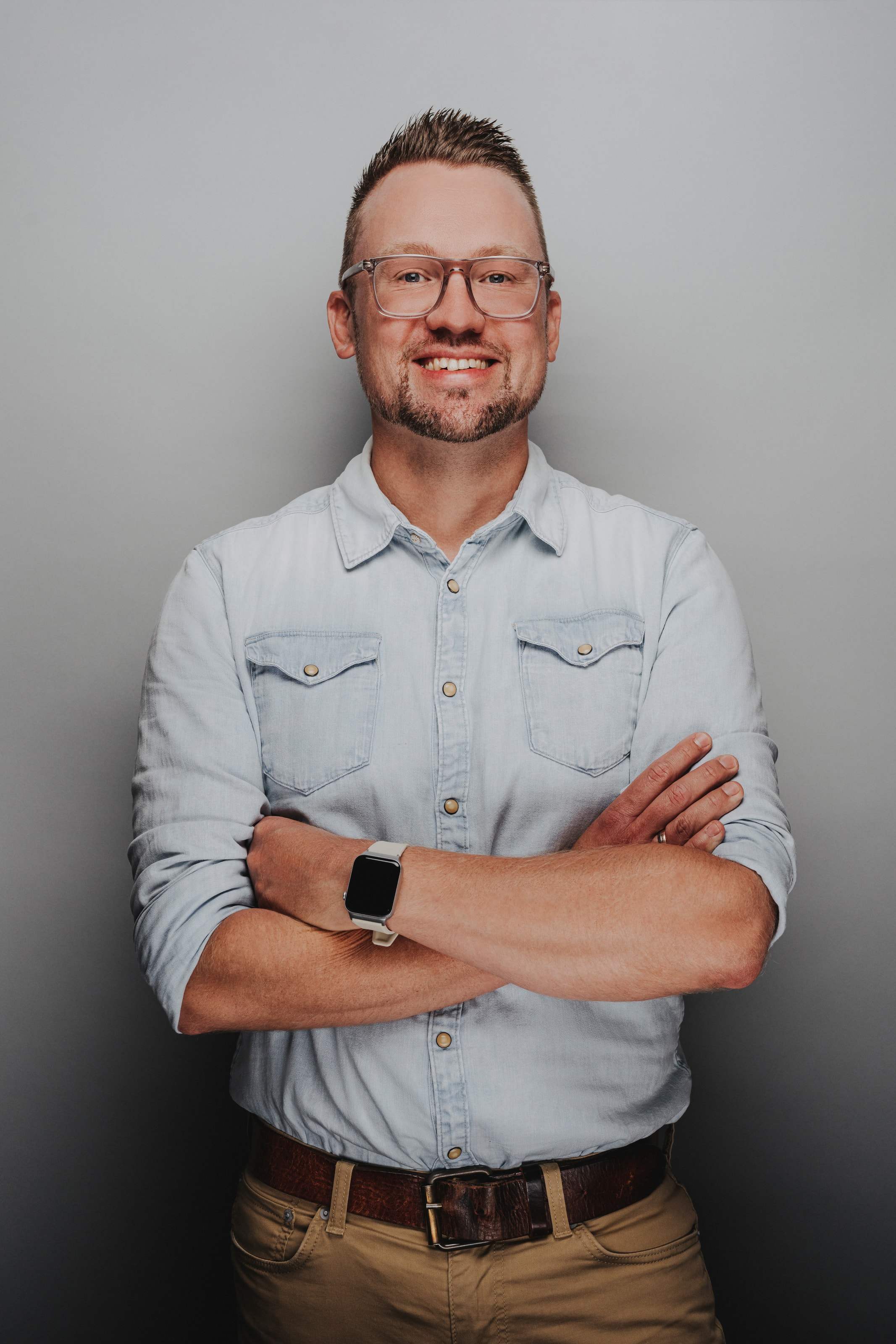 Malte Bischoff, Gründer von Kuvio3D, mit verschränkten Armen vor hellem Hintergrund