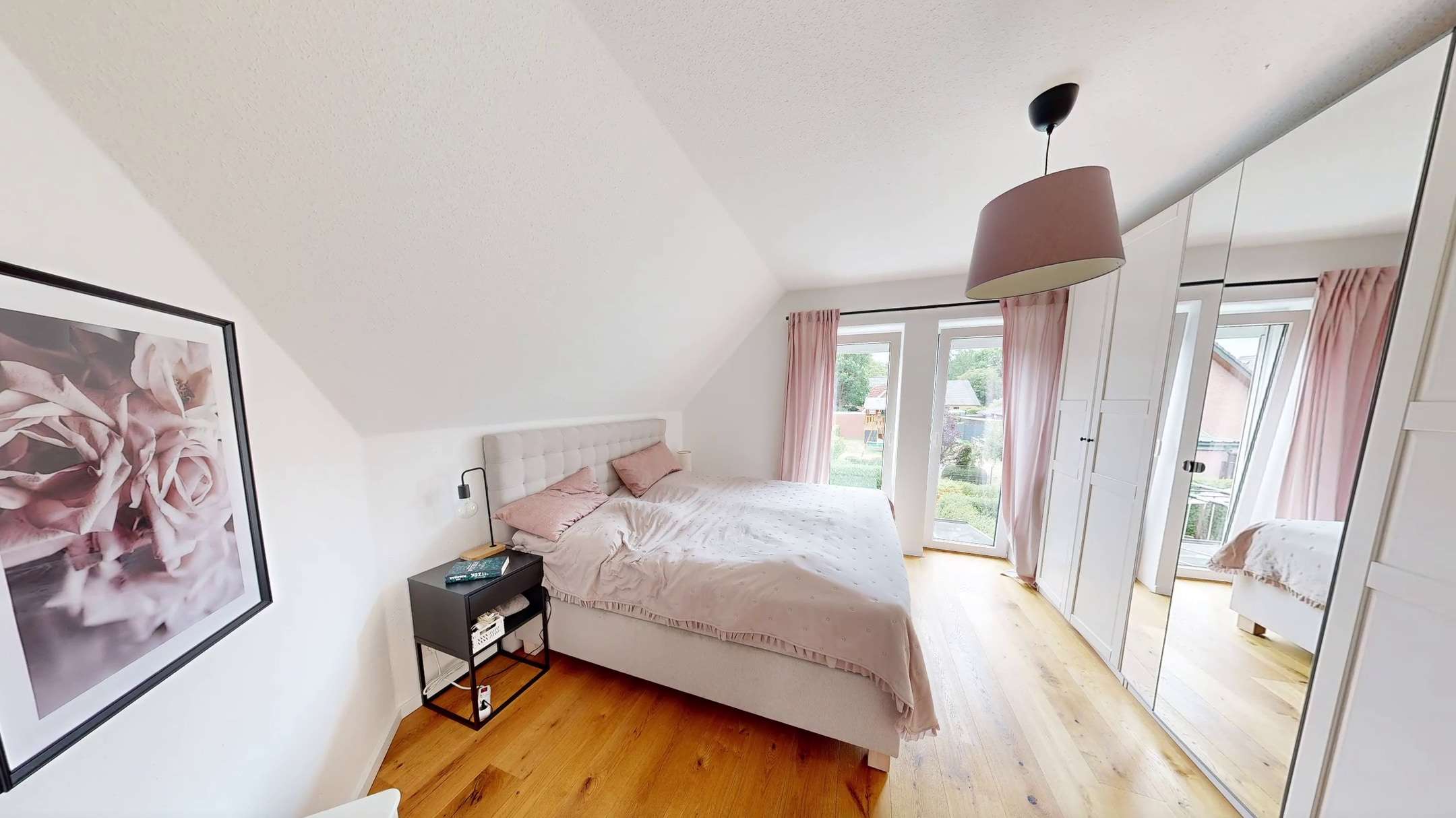 Schlafzimmer unter der Dachschräge mit bodentiefen Fenstern